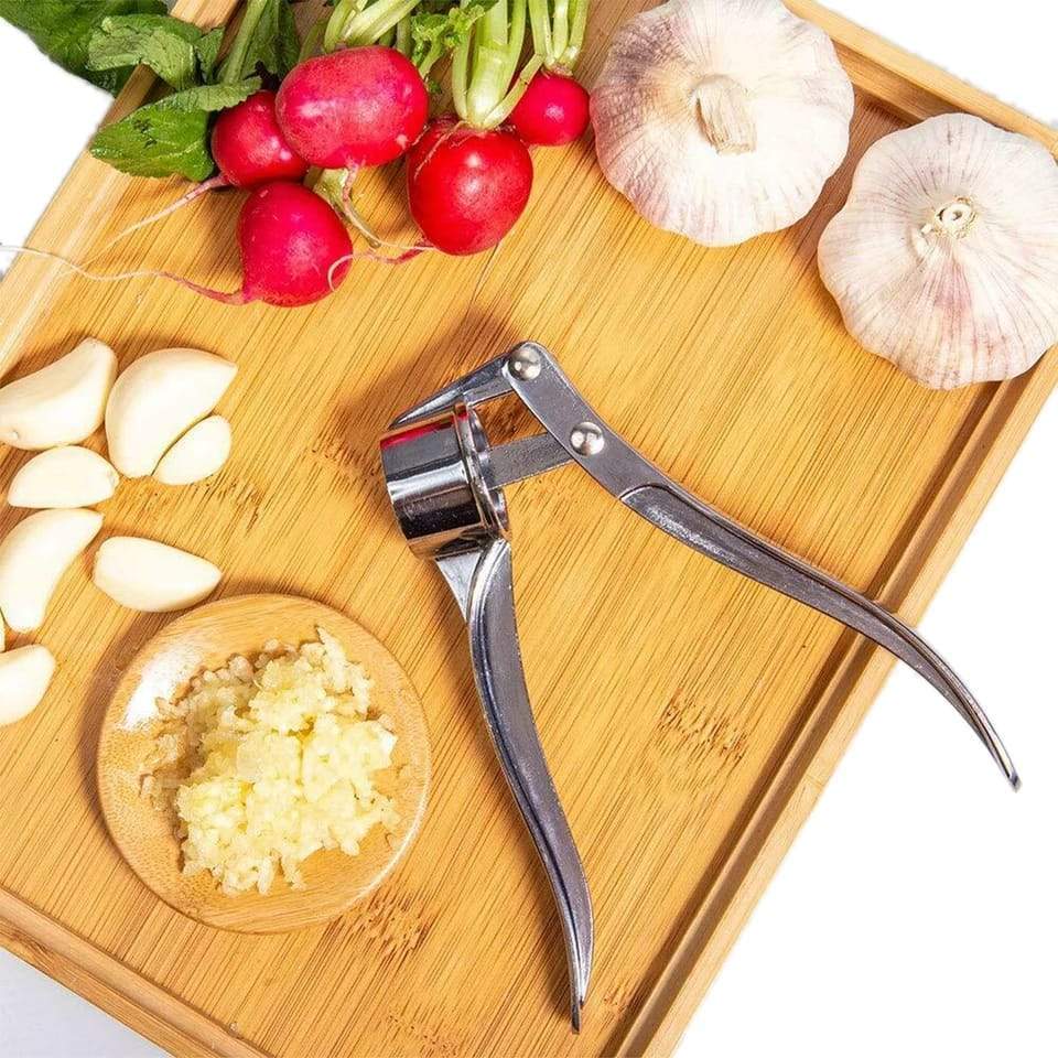 Garlic press in stainless steel with a sturdy design