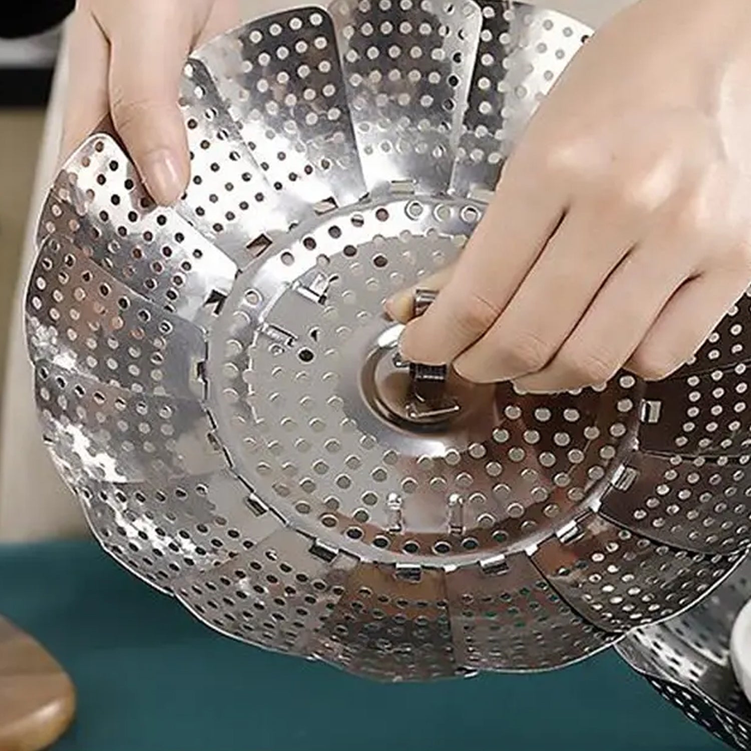 Multi-functional folding basket for drying dishes and steaming.